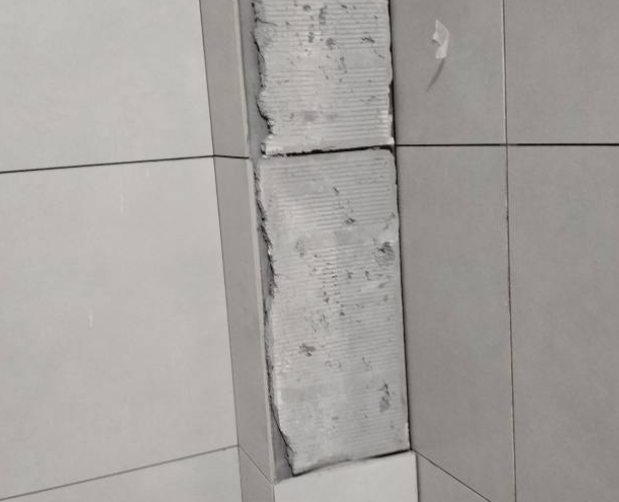 宝坻瓷砖空鼓维修公司分享下瓷砖施工前基层浇水润湿程度不足，可能导致以下问题